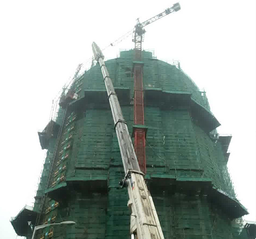 崇礼吊车在工地上作业